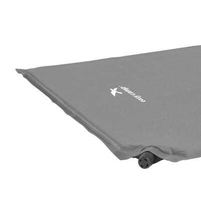 Eine graue aufblasbare Matte mit einer Easy Camp® Siesta – selbstaufblasende Isomatte mit Logo auf der Oberfläche.