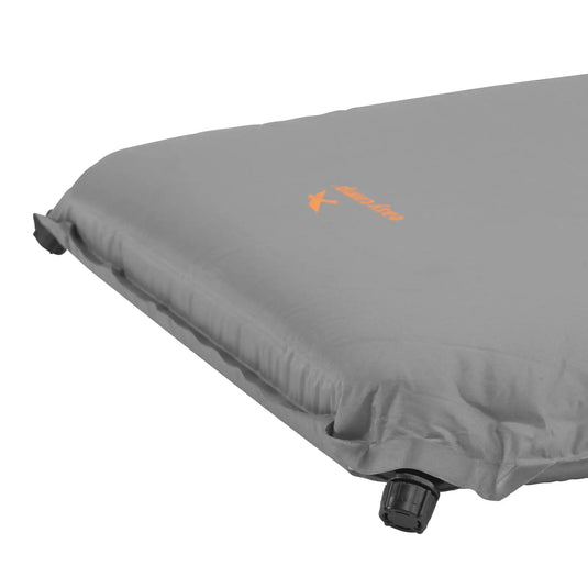 Aufblasbares graues Campingkissen mit einer Easy Camp® Siesta – selbstaufblasende Isomatte.