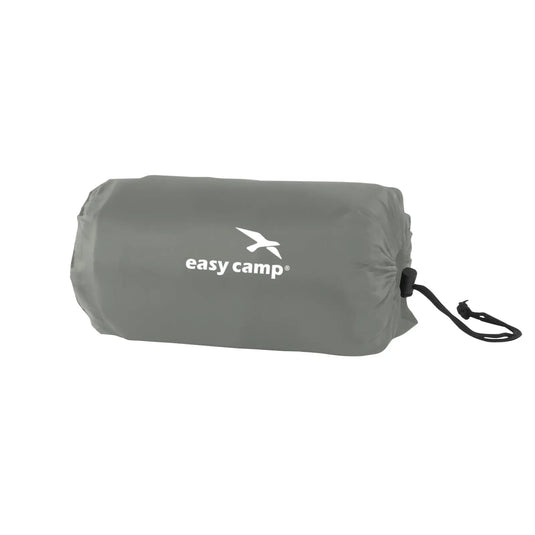 Eine kompakte, graue Easy Camp® Siesta – selbstaufblasende Isomatte in ihrer Aufbewahrungstasche mit dem „Easy Camp“-Logo an der Seite, entworfen für außergewöhnlichen Schlafkomfort.