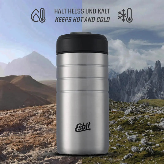 Isolierte Edelstahl-Esbit® Thermobecher mit Klick-Verschluss-Technologie, präsentiert vor einer bergigen Kulisse, beworben damit, Inhalte heiß und