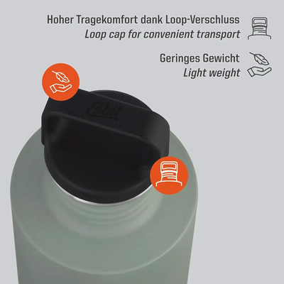 Nahaufnahme des offenen Deckels einer Esbit® Trinkflasche Sculptor 1000 ml Edelstahl, wobei der Schlaufenverschluss für einfaches Tragen und das leichte Edelstahldesign hervorgehoben werden.