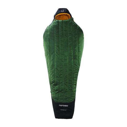 Grüner Nordisk® Gormsson -10° Mumien-Winterschlafsack isoliert auf weißem Hintergrund.