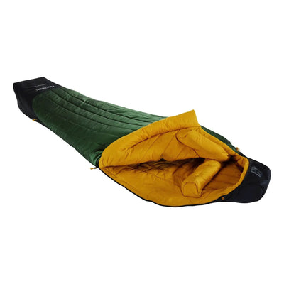 Grüner und gelber Nordisk® Gormsson -10° Mumien-Winterschlafsack isoliert auf weißem Hintergrund.