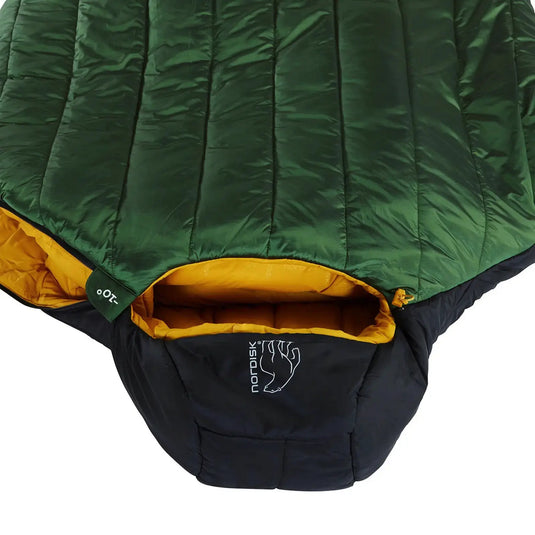 Grün-schwarzer Nordisk® Gormsson -10° Mumien-Winterschlafsack mit gelber Innenseite, an einer Ecke geöffnet, mit außergewöhnlichen Isolationseigenschaften.