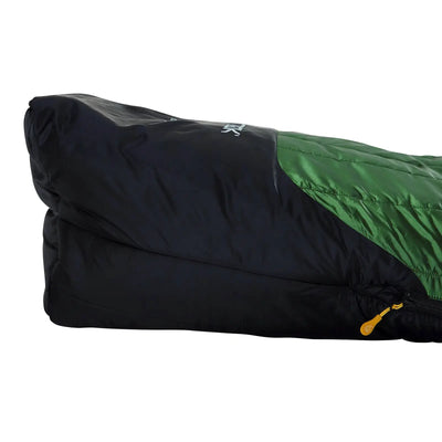 Schwarz-grüner Nordisk® Gormsson -10° Mumien-Winterschlafsack Schlafsack teilweise geöffnet und isoliert auf weißem Hintergrund.