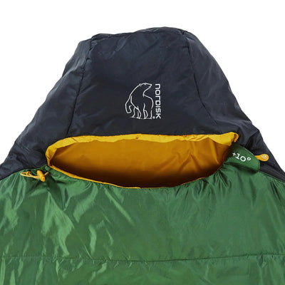 Nahaufnahme eines grün-gelben Nordisk® Gormsson +10° Curve Schlafsacks mit wasserdichter Kapuze und dem Logo einer Bergmarke.