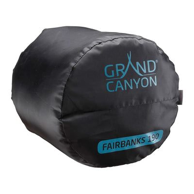 Ein wasserdichter Schlafsack mit einem „Grand Canyon® Fairbanks 190“-Logo, komprimiert in einem Packsack.