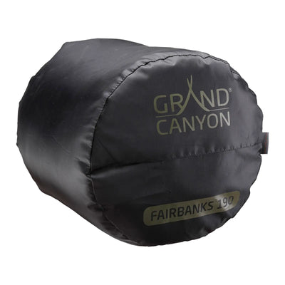 Schwarzer wasserdichter Schlafsack mit Grand Canyon® Fairbanks 190-Etikett, verpackt und isoliert auf weißem Hintergrund.