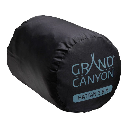 Schwarzer Schlafsack im Kompressionssack mit Aufdruck „Grand Canyon® Hattan 3.8“.