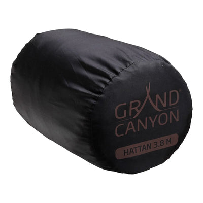 Ein schwarzer Schlafsack mit dem Grand Canyon® Hattan 3.8-Logo, selbst aufblasend, komprimiert und in seiner Hülle verpackt.