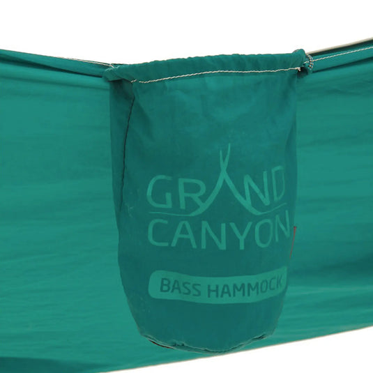 Eine Nahaufnahme einer grünen Grand Canyon® Bass Hammock-Tasche mit dem Aufdruck „Grand Canyon Bass Hammock“.