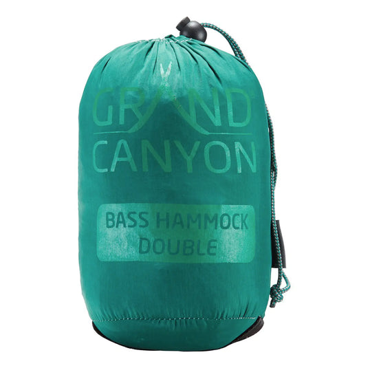 Grüne Doppelhängematte verpackt in einem Packsack mit dem Text Grand Canyon® Bass Hammock Double (Hängematte für 2 Personen).