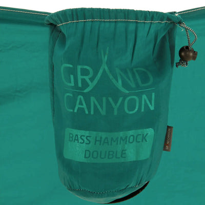 Grüne Grand Canyon® Bass Hammock Double mit Aufbewahrungstasche mit der Aufschrift „Grand Canyon® Bass Hammock Double“ vor grünem Hintergrund.