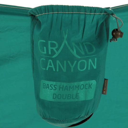 Grüne Grand Canyon® Bass Hammock Double mit Aufbewahrungstasche mit der Aufschrift „Grand Canyon® Bass Hammock Double“ vor grünem Hintergrund.