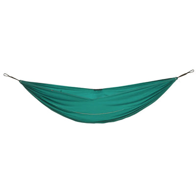 Green Grand Canyon® Bass Hammock Double vor einem weißen Hintergrund aufgehängt.