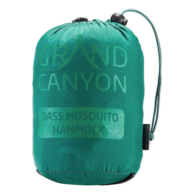 Eine verpackte Grand Canyon® Bass-Moskito-Hängematte mit Insektenschutzgitter in einer grünen Aufbewahrungstasche.