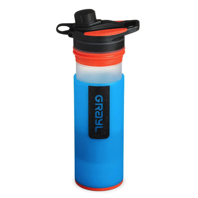 Blaue und orangefarbene Grayl Geopress Wasserfilter 710-ml-Wasserflasche mit Klappdeckel und Tragegriff.