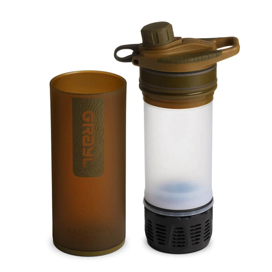 Tragbarer Grayl® Geopress Wasserfilter 710 ml Campinglaterne mit abnehmbarer brauner Abdeckung, die sicheres Trinkwasser gewährleistet.