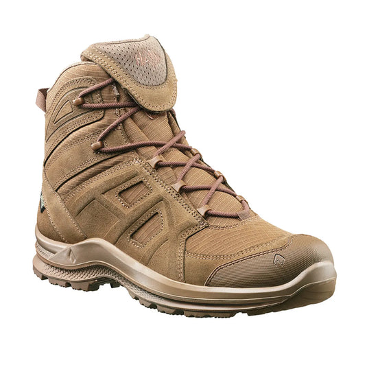 Ein einzelner brauner Wanderstiefel HAIX® BLACK EAGLE® ATHLETIC 2.0 V GTX mit Schnürsenkeln vor weißem Hintergrund.