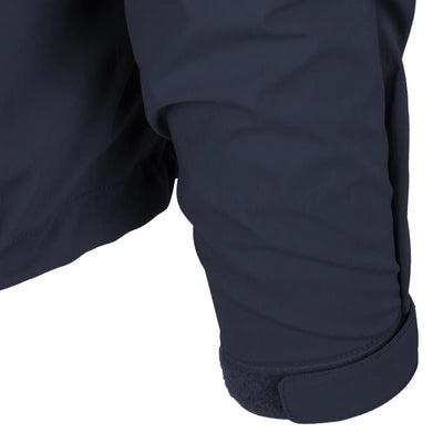 Nahaufnahme einer marineblauen Helikon-Tex® Blizzard Jacke® mit Klettverschluss am Saum.