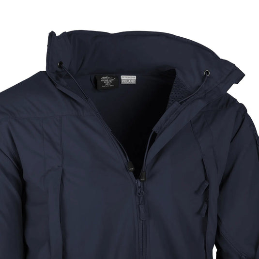 Marineblaue Helikon-Tex® Blizzard Jacket® mit Frontreißverschluss, ausgestellt auf einer Schaufensterpuppe vor weißem Hintergrund.