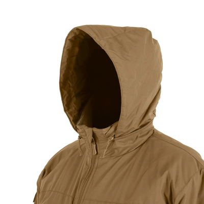 Braune leichte Winterjacke Helikon-Tex® LEVEL 7 mit hochgezogener Kapuze und keiner sichtbaren Person darin, mit leichter Climashield® Apex 100g-Isolierung, perfekt für den Winter.