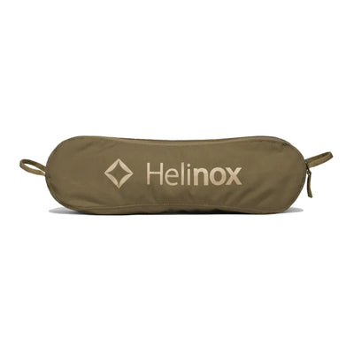 Olivgrüne Helinox Chair One XL-Aufbewahrungstasche mit Helinox-Logo auf weißem Hintergrund, perfekt für Ihr nächstes Outdoor-Abenteuer oder Campingausflug.