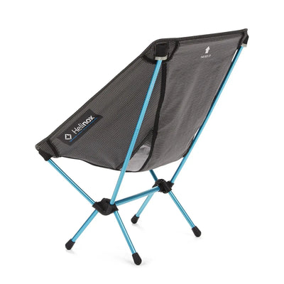 Tragbarer Luxus-Campingstuhl Helinox Chair Zero in Schwarz und Blau von Helinox auf weißem Hintergrund.