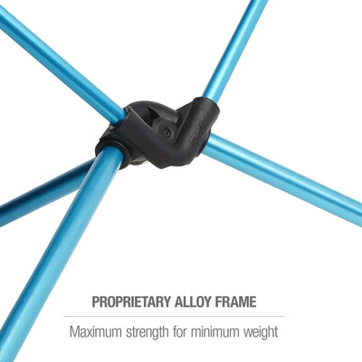 Blue Helinox Table One-Legierungsrahmen mit einem zentralen Gelenk mit der Aufschrift „proprietärer Legierungsrahmen“, was seine Stärke und Stabilität hervorhebt.