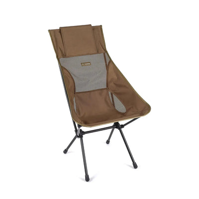 Brauner Helinox Sunset Chair mit Armlehnen und Gesäßtasche.