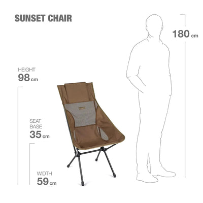 Beschreibung: Der Helinox Sunset Chair ist ein tragbarer Outdoor-Stuhl, der im Vergleich zur durchschnittlichen menschlichen Größe eine bequeme Sitzhöhe bietet.