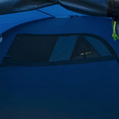 Ein HIGHLANDER® Wacholderblaues Campingzelt mit Netzfenster.