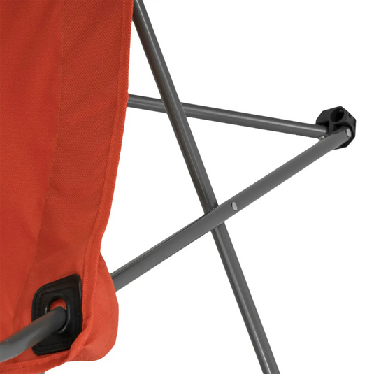 Nahaufnahme eines HIGHLANDER® Campingstuhl Edinburgh aus rotem Stoff mit Metallgestell.