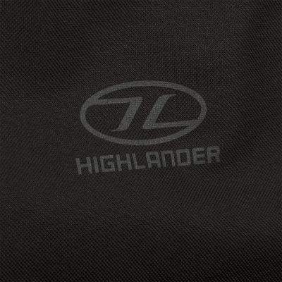 Nahaufnahme einer strukturierten schwarzen HIGHLANDER® Outdoor-Abenteuer-Oberfläche mit eingeprägtem „Highlander“-Logo.