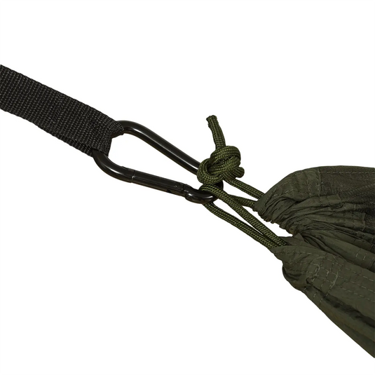 Ein Karabiner, der mit einem Riemen verbunden ist, an dem ein grünes Seil zu einem Knoten gebunden ist, entworfen für die HIGHLANDER® Hängematte Crusader inkl. Tarp, verfügt über ein integriertes Moskitonetz.