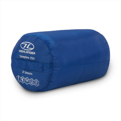 Blauer HIGHLANDER® Sleepline 250 Schlafsack, 2-Jahreszeiten-Schlafsack isoliert auf weißem Hintergrund.