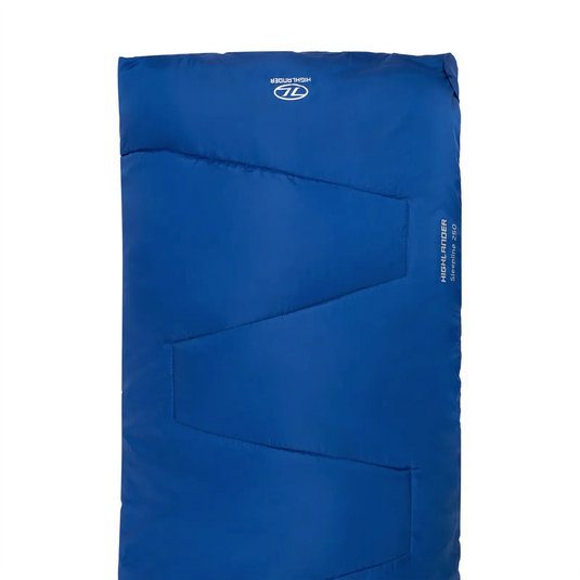 Blauer rechteckiger HIGHLANDER® Sleepline 250 Schlafsack isoliert auf weißem Hintergrund.