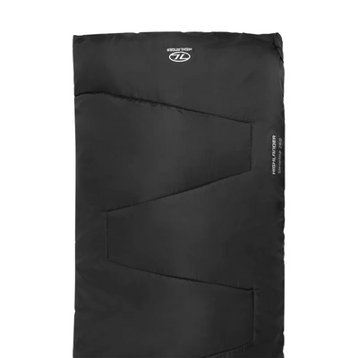 Schwarzer rechteckiger HIGHLANDER® Sleepline 250 Schlafsack mit seitlich sichtbarem Markenetikett.