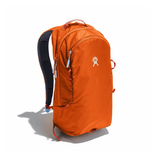 Orangefarbener Hydro Flask® 14 L Down Shift™ Trinkrucksack, stehend vor einem weißen Hintergrund.