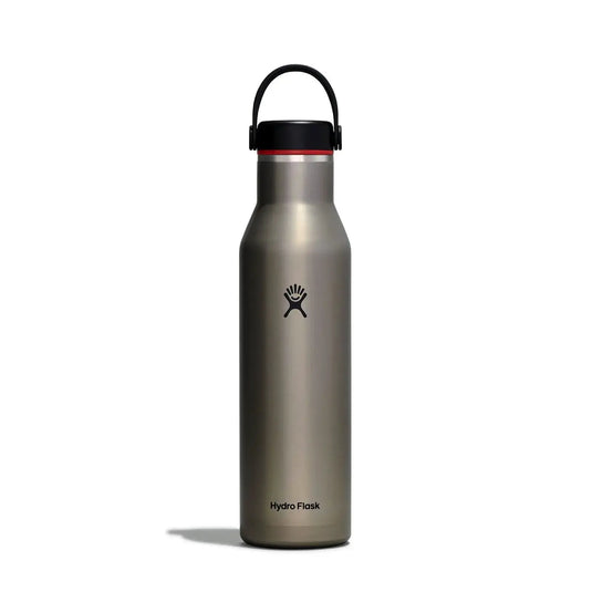 Leichte Hydro Flask® 21 oz (621 ml) Standard Mouth Trail Series™-Wasserflasche aus Edelstahl mit schwarzem Verschluss auf weißem Hintergrund.