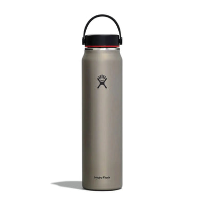 Hydro Flask® Trail Series™-Wasserflasche aus Edelstahl mit schwarzem Verschluss, Teil der Lightweight Trail Series.