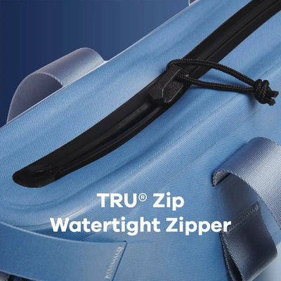 Nahaufnahme eines wasserdichten tru® zip-Reißverschlusses auf der blauen Stoffoberfläche einer Hydro Flask® 18 L Day Escape™ Soft Cooler Tote.