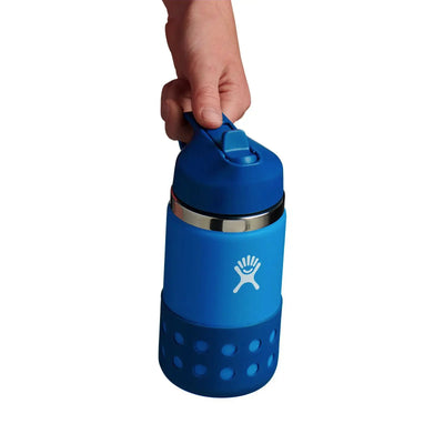 Eine Hand hält eine Hydro Flask® 12 oz (355 ml) Kids Wide Mouth Wasserflasche mit Klappdeckel und weißem Handabdruck-Logo.