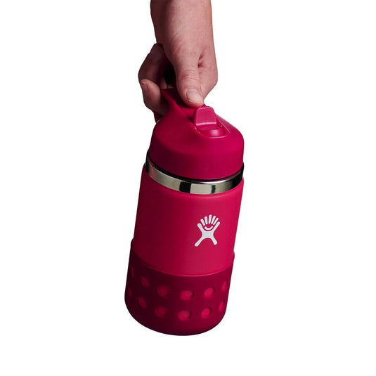 Eine Hand hält eine rote Hydro Flask® 12 oz (355 ml) Kinder-Weithalsflasche mit Logo.