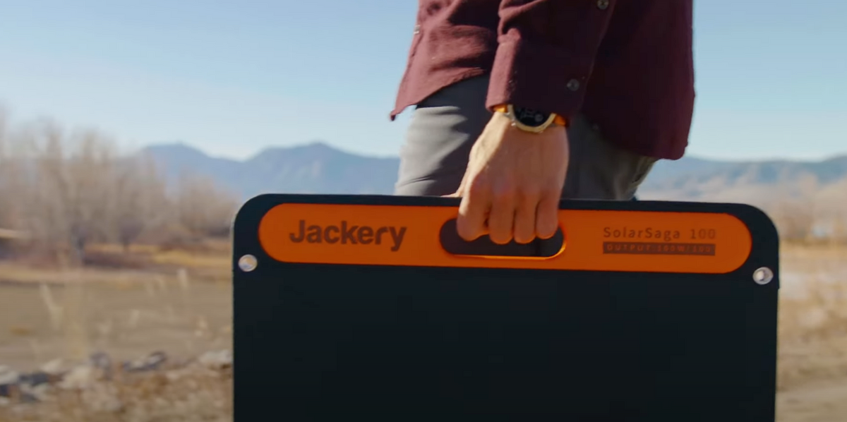 Eine Person hält ein "Jackery SolarSaga 100" Solarpanel.