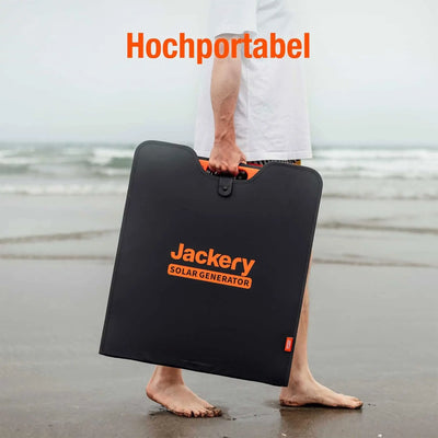 Person trägt einen Jackery SolarSaga 200 Solargenerator an einem Strand.