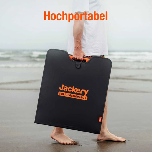 Person trägt einen Jackery SolarSaga 200 Solargenerator an einem Strand.