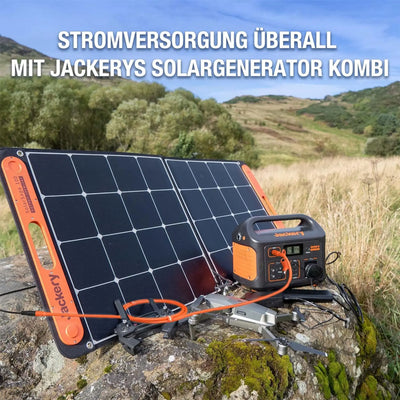 Tragbarer Solargenerator-Aufbau von Jackery mit einem Jackery DC Solarpanel-Verlängerungskabel 5M für netzunabhängige Stromversorgung in einer natürlichen Landschaft.