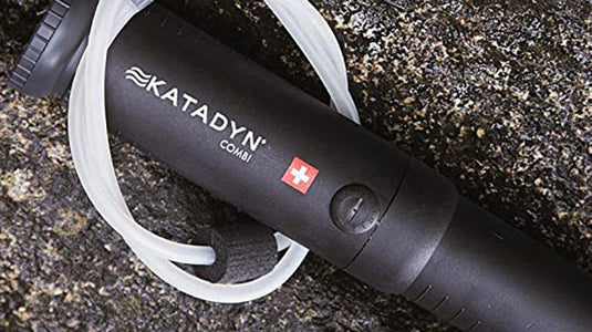 Das ist ein tragbarer Wasserfilter von Katadyn für Outdoor-Aktivitäten.