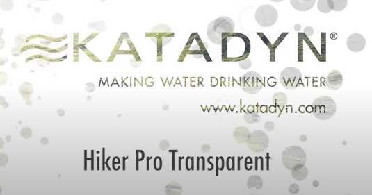 Katadyn Hiker Pro transparente Wasserfilter-Werbung mit Logo und Slogan „Wasser zu Trinkwasser machen“ mit einem Hintergrund aus Wassertropfen.